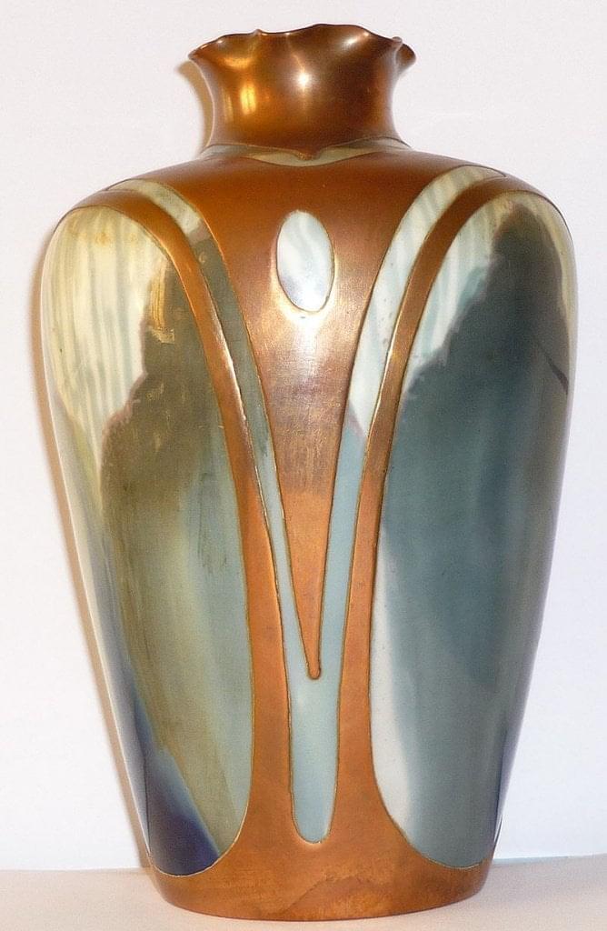 800px-Vase_Rosenthal,_Art-nouveau,_vers_1900,_h._18_cm..JPG