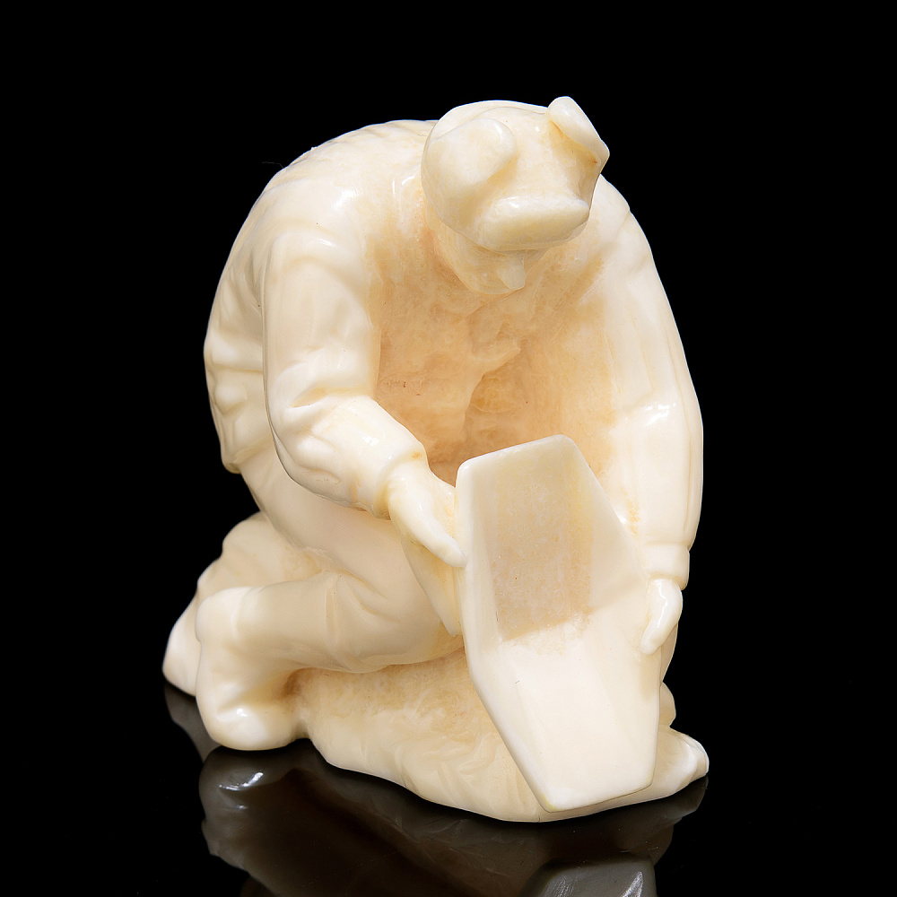 Скульптура из клыка моржа «Старатель» - интернет магазин Русь Велика я фото 1