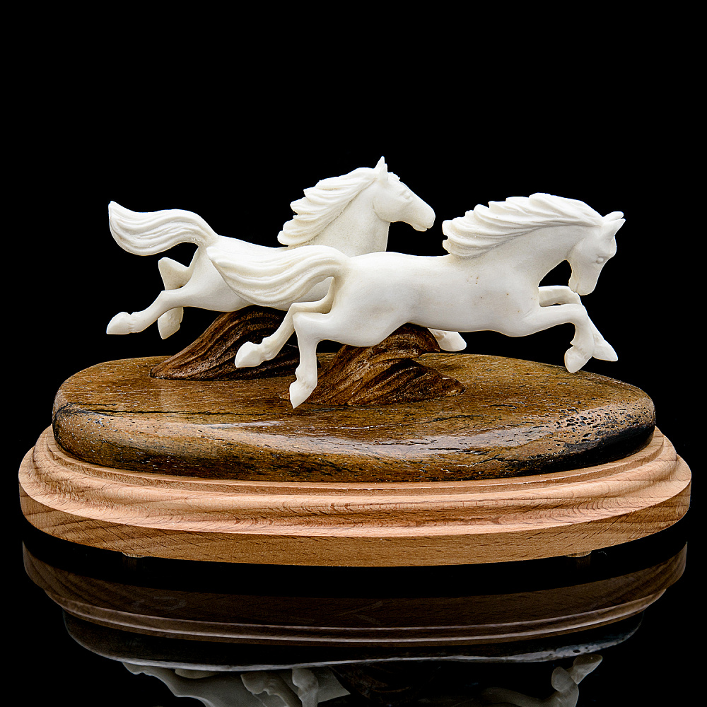 Скульптура из рога лося «Лошади. Навстречу ветру» - интернет магазин Русь Велика я фото 3