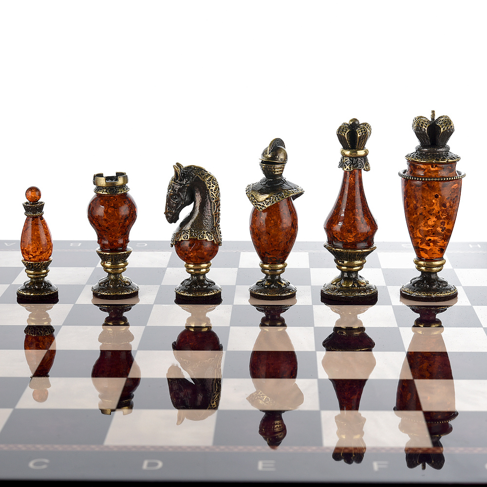 Шахматы с фигурами из янтаря и бронзы «Рыцарский турнир» 48х48 см - интернет магазин Русь Велика я фото 3