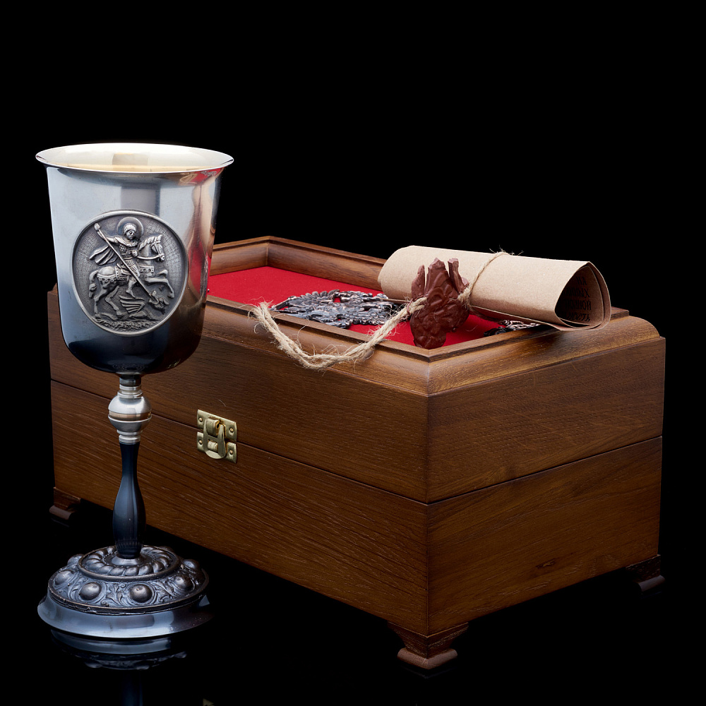 Кубок «Георгий Победоносец с гербом РФ» в подарочной шкатулке из дерева - интернет магазин Русь Велика я 