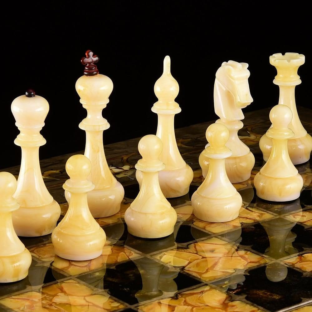Шахматы с инкрустацией из янтаря и янтарными фигурами «Готика» 56х56 см - интернет магазин Русь Велика я фото 1