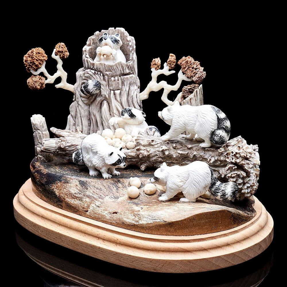 Скульптура из рога лося на деревянной подставке «Еноты» - интернет магазин Русь Велика я фото 1