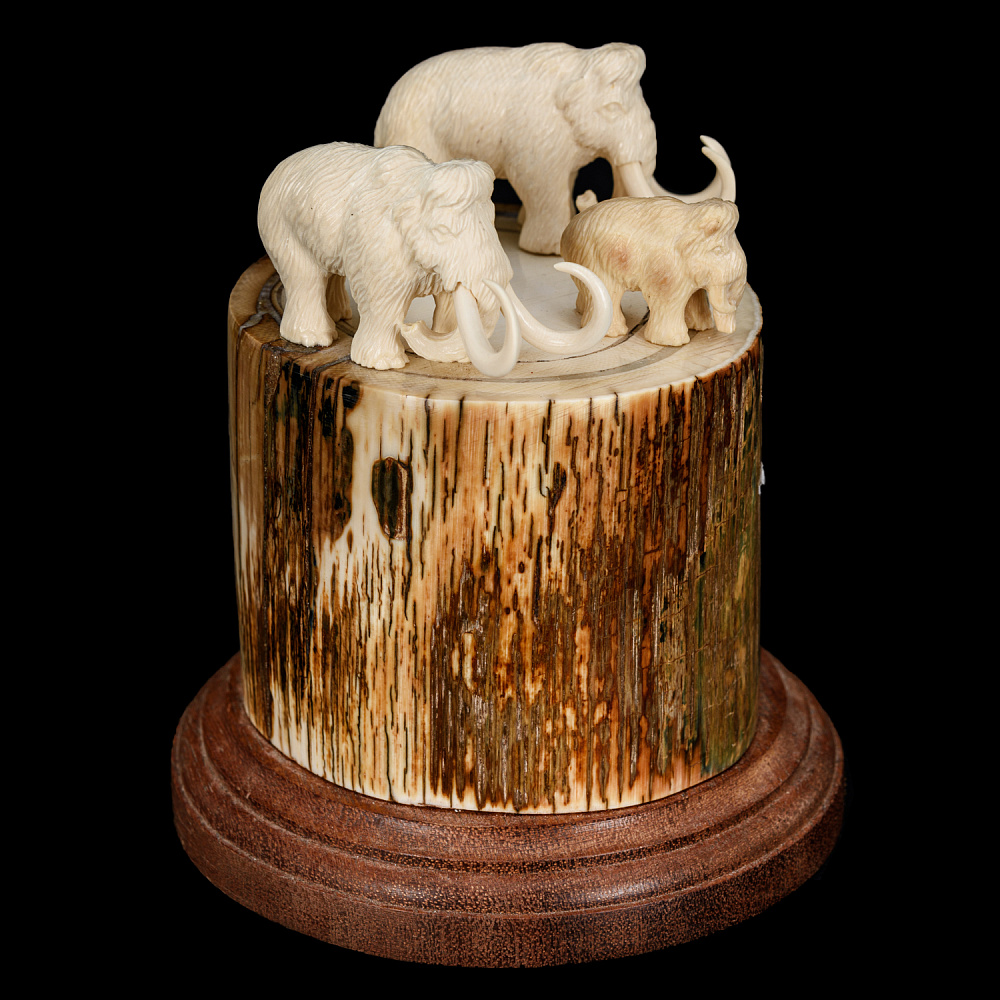 Скульптура из бивня мамонта «Семья мамонтов» - интернет магазин Русь Велика я 