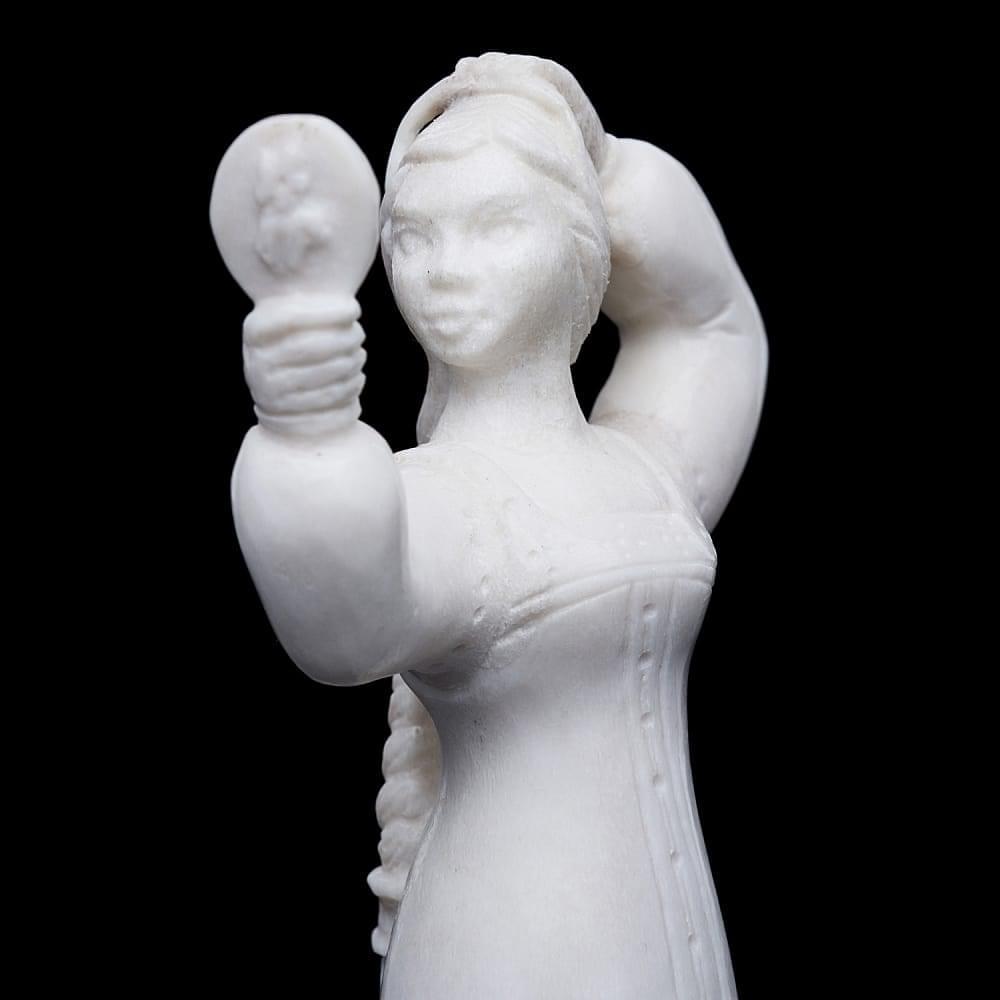 Статуэтка из рога лося «Новый наряд» - интернет магазин Русь Велика я фото 2