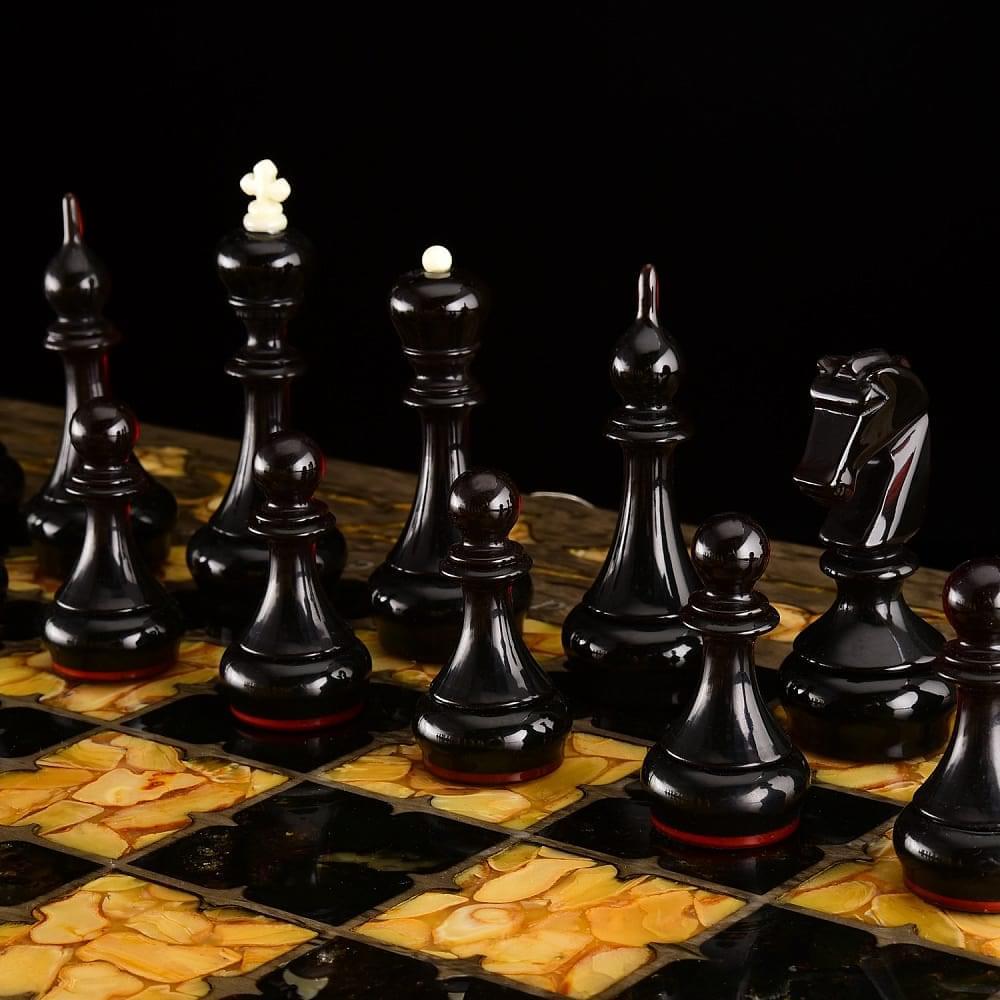 Шахматы с инкрустацией из янтаря и янтарными фигурами «Готика» 56х56 см - интернет магазин Русь Велика я фото 2