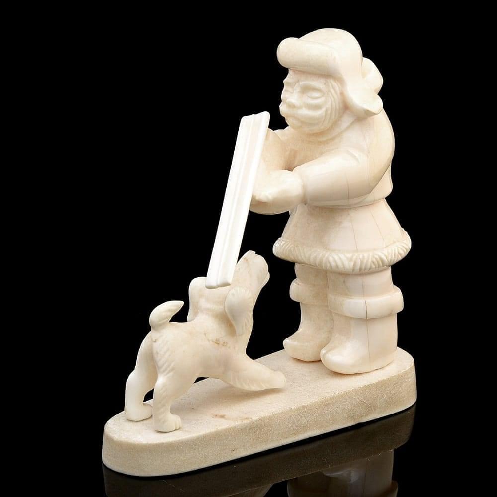 Скульптура из бивня моржа «Охотник с собакой» - интернет магазин Русь Велика я 