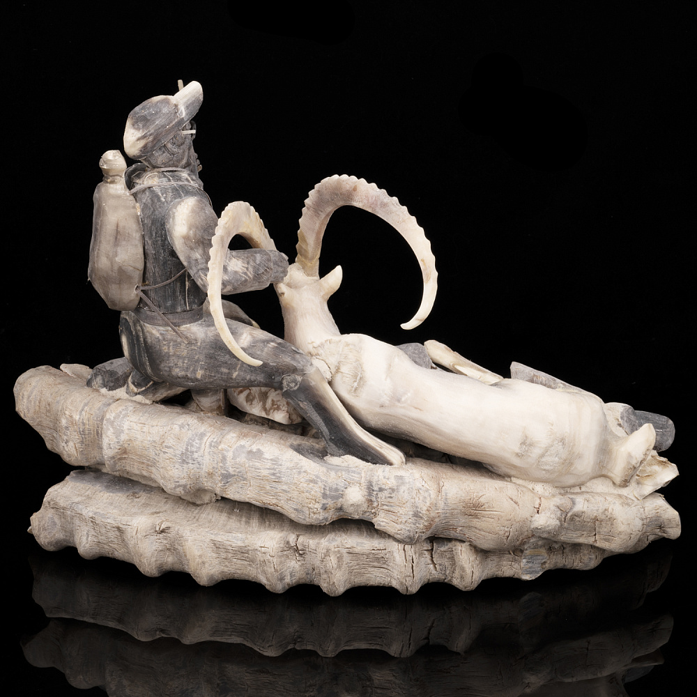 Скульптура из рога «Охотник с козерогом» - интернет магазин Русь Велика я фото 3