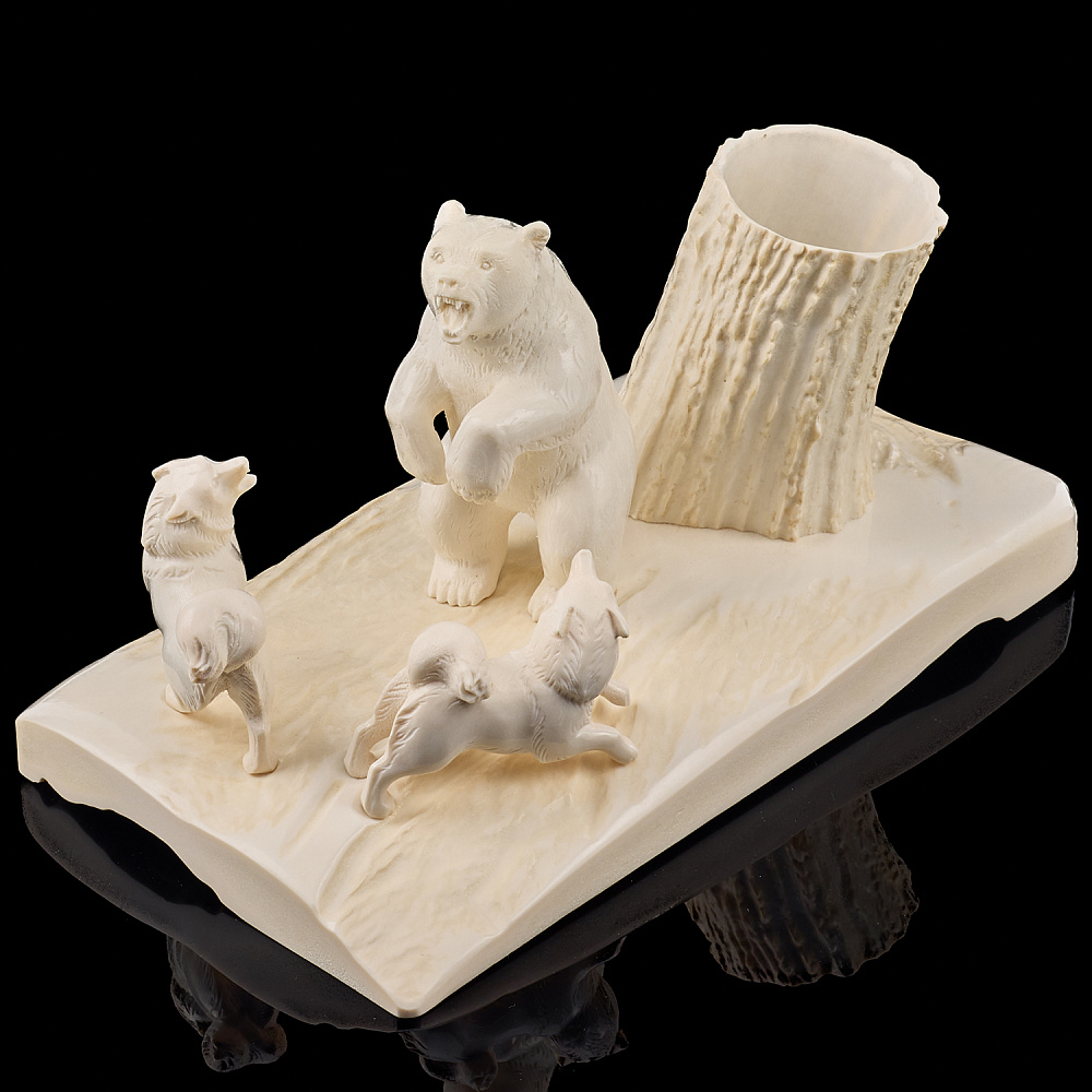 Скульптура из кости «Медведь с собаками» - интернет магазин Русь Велика я фото 1
