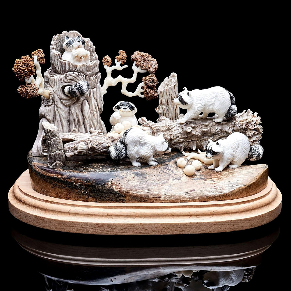 Скульптура из рога лося на деревянной подставке «Еноты» - интернет магазин Русь Велика я 