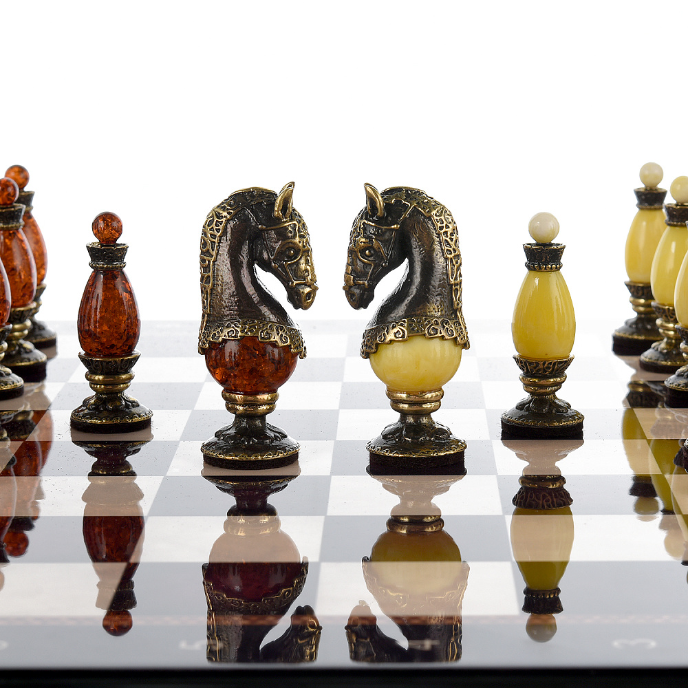 Шахматы с фигурами из янтаря и бронзы «Рыцарский турнир» 48х48 см - интернет магазин Русь Велика я фото 5