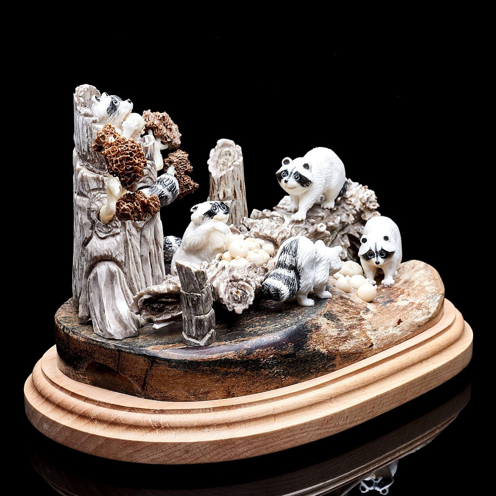 Скульптура из рога лося на деревянной подставке «Еноты» - интернет магазин Русь Велика я фото 2