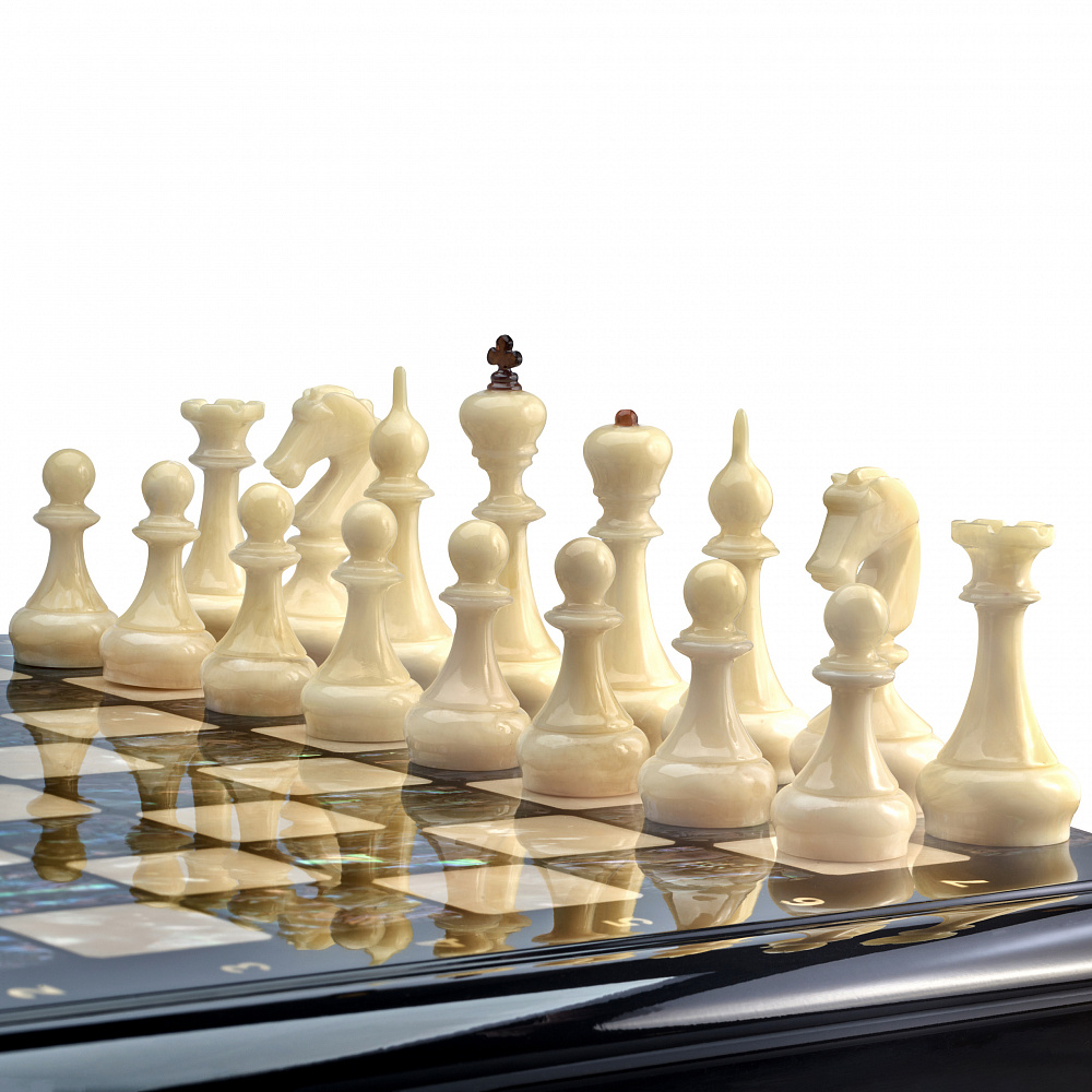 Шахматный ларец с натуральным перламутром и фигурами из янтаря (отделка бежевой тканью) 45х45 см - интернет магазин Русь Велика я фото 3