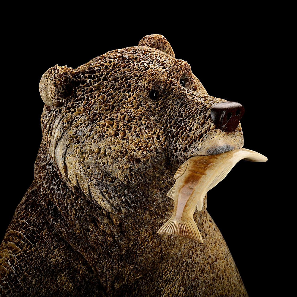 Скульптура из кости кита «Бурый медведь с рыбой» - интернет магазин Русь Велика я фото 2