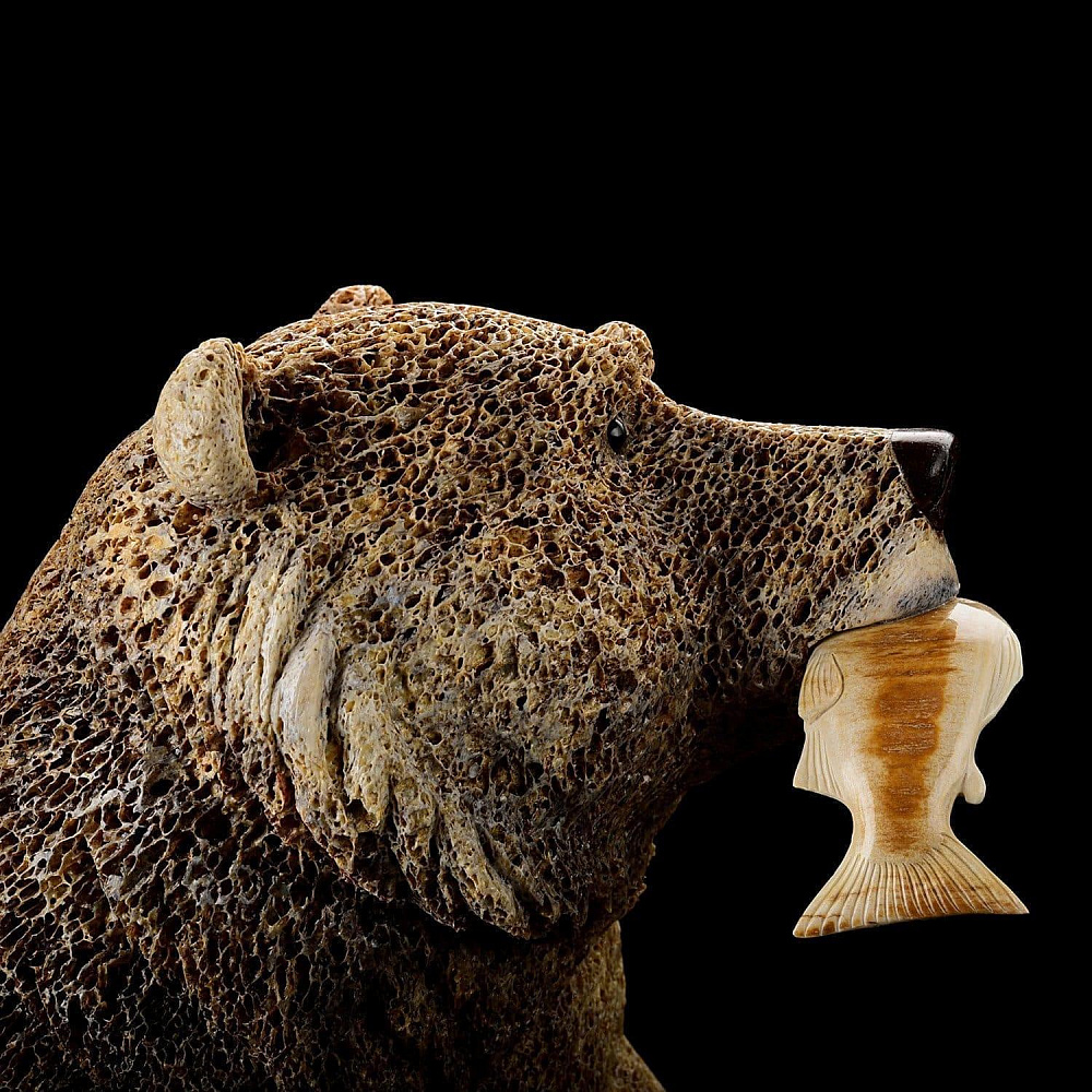 Скульптура из кости кита «Бурый медведь с рыбой» - интернет магазин Русь Велика я фото 5