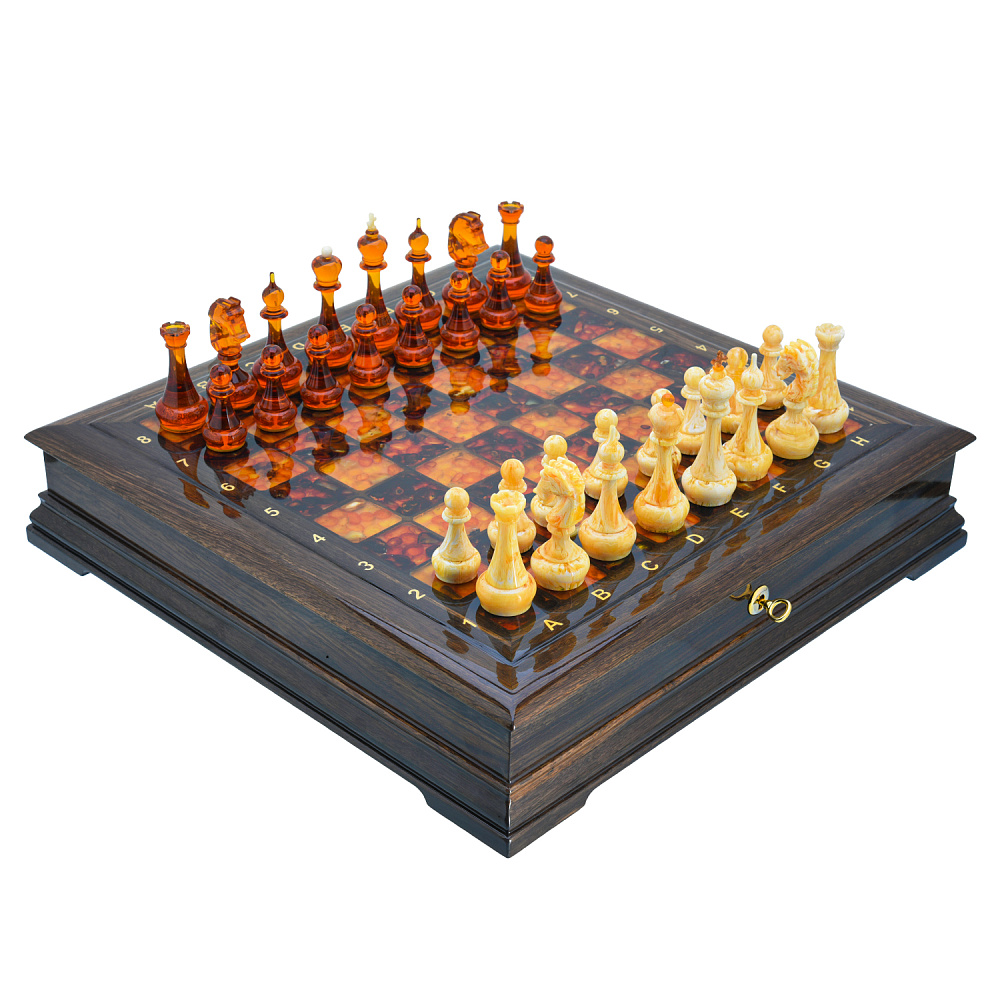 Шахматы из мореного дуба с янтарными фигурами 44х44 см - интернет магазин Русь Велика я 