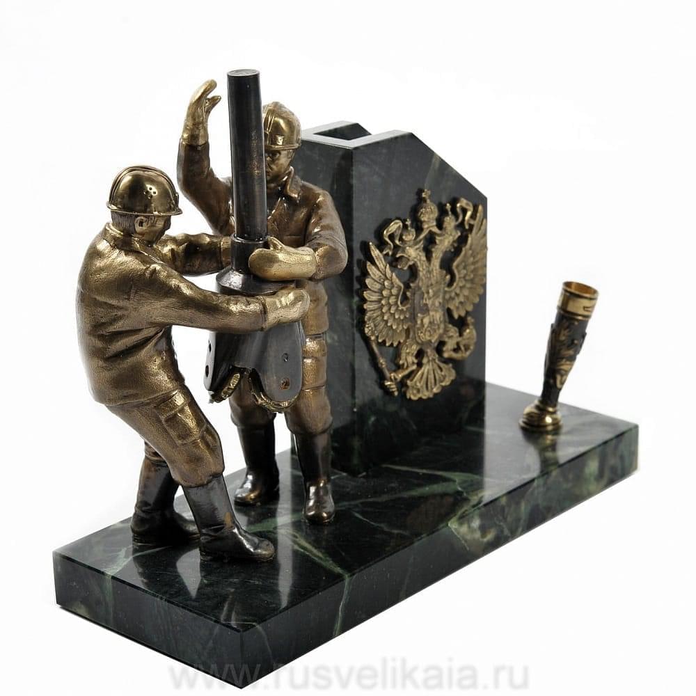 Настольная визитница из бронзы и змеевика «Нефтяники» с подставкой для ручки - интернет магазин Русь Велика я фото 1