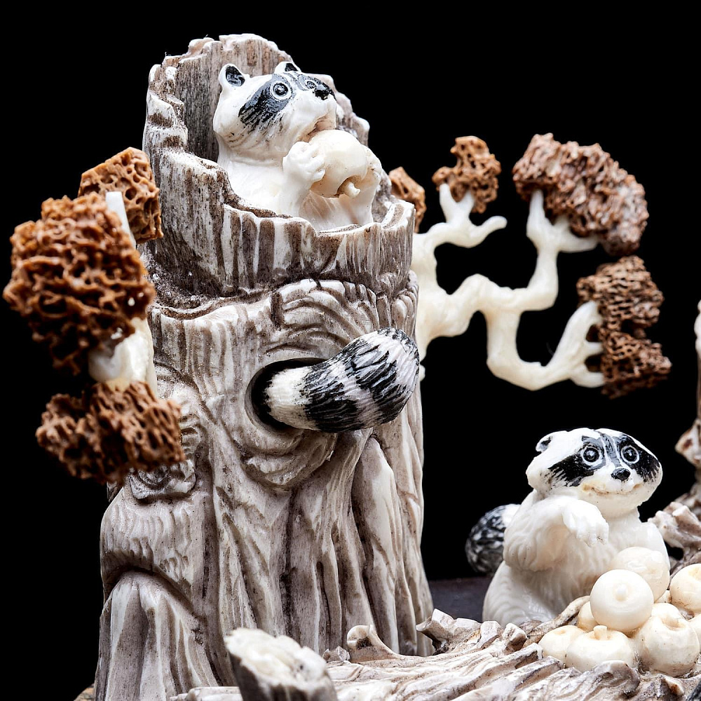 Скульптура из рога лося на деревянной подставке «Еноты» - интернет магазин Русь Велика я фото 5