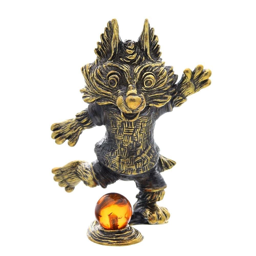 Статуэтка с янтарем «Собака футболист» - интернет магазин Русь Велика я 