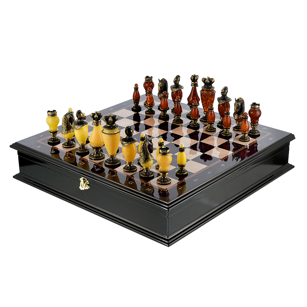 Шахматы с фигурами из янтаря и бронзы «Рыцарский турнир» 48х48 см - интернет магазин Русь Велика я 