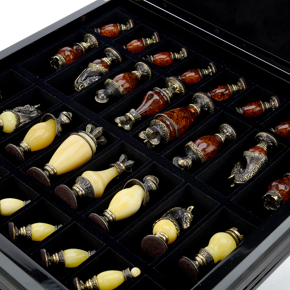 Шахматы с фигурами из янтаря и бронзы «Рыцарский турнир» 48х48 см - интернет магазин Русь Велика я фото 11