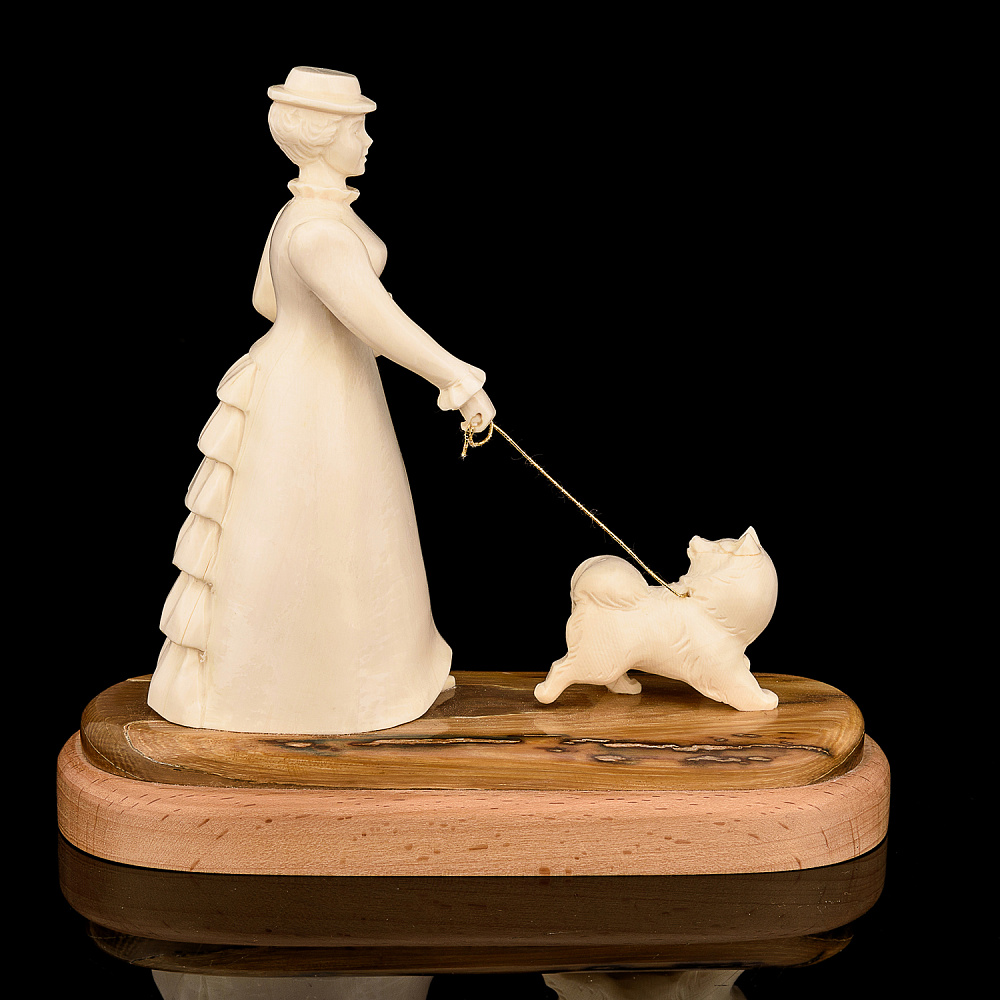 Скульптура из кости «Дама с собачкой» - интернет магазин Русь Велика я фото 1