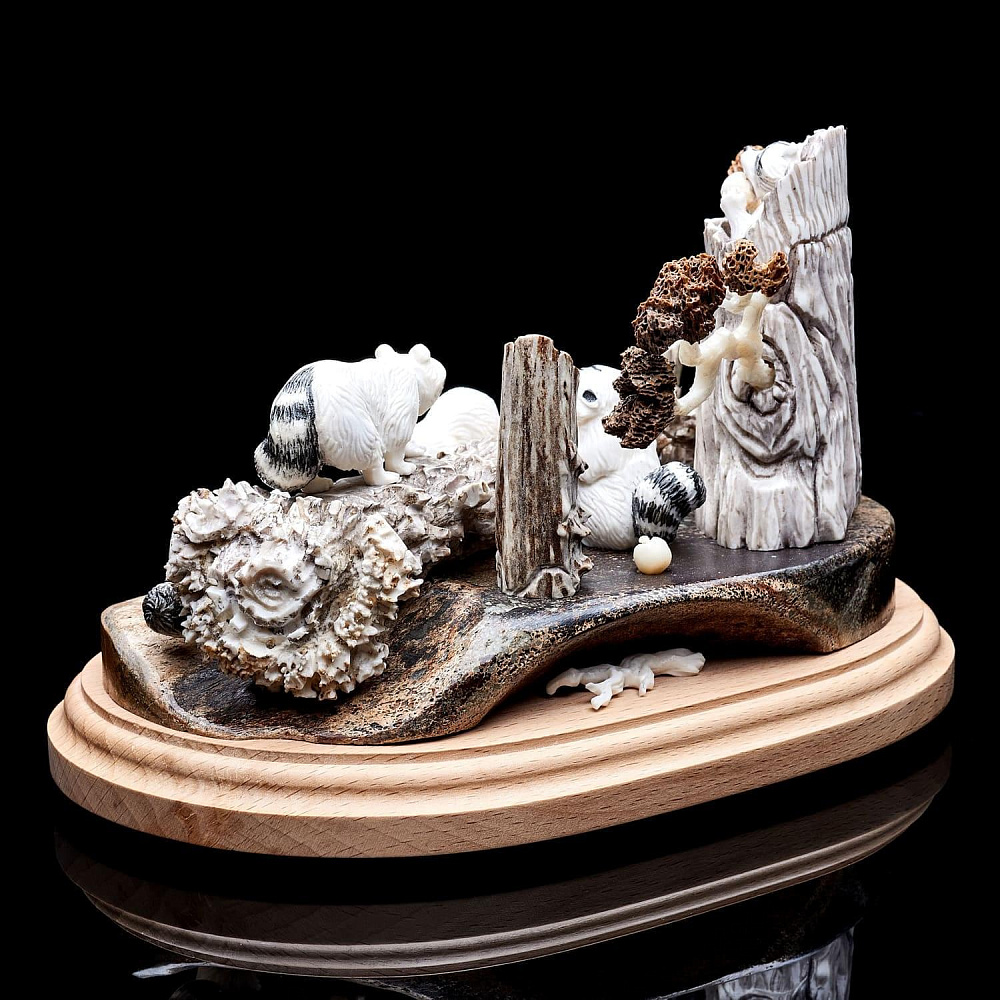 Скульптура из рога лося на деревянной подставке «Еноты» - интернет магазин Русь Велика я фото 3