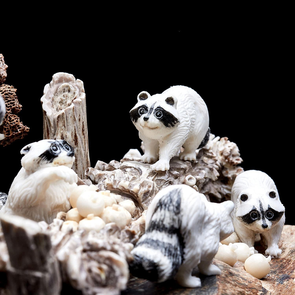 Скульптура из рога лося на деревянной подставке «Еноты» - интернет магазин Русь Велика я фото 6