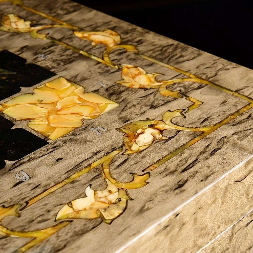 Шахматы с инкрустацией из янтаря и янтарными фигурами «Готика» 56х56 см - интернет магазин Русь Велика я фото 5