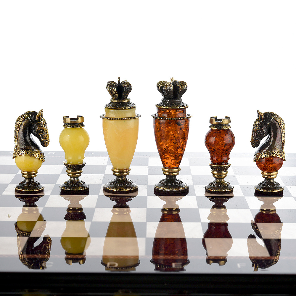 Шахматы с фигурами из янтаря и бронзы «Рыцарский турнир» 48х48 см - интернет магазин Русь Велика я фото 6