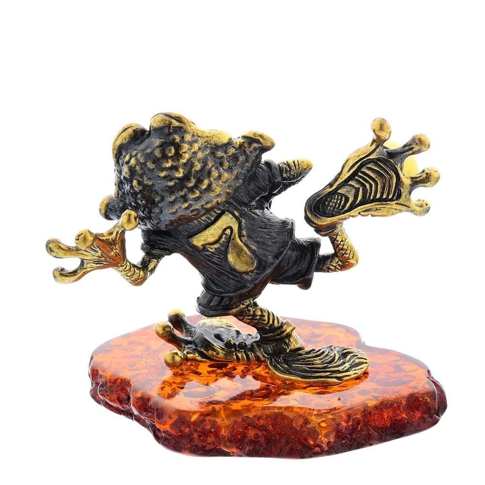 Статуэтка с янтарем «Лягушка-Футболист» - интернет магазин Русь Велика я фото 1