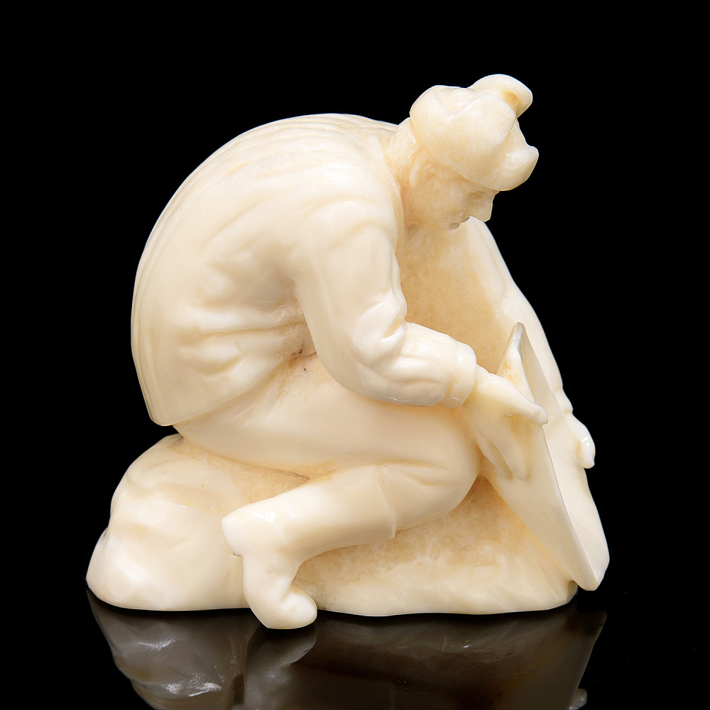 Скульптура из клыка моржа «Старатель» - интернет магазин Русь Велика я 