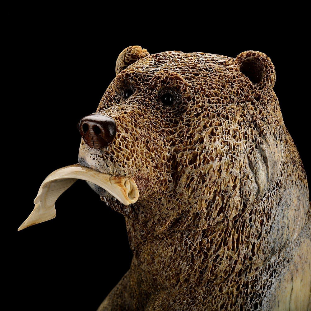 Скульптура из кости кита «Бурый медведь с рыбой» - интернет магазин Русь Велика я фото 3