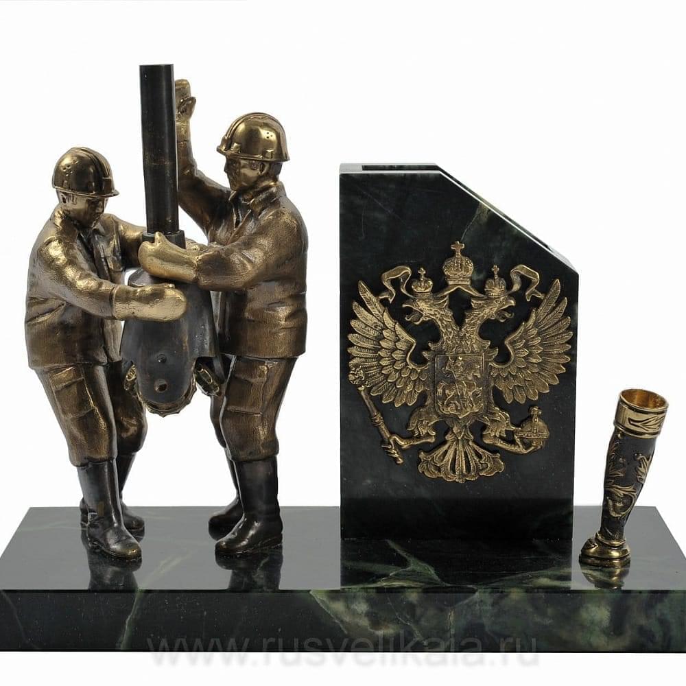 Настольная визитница из бронзы и змеевика «Нефтяники» с подставкой для ручки - интернет магазин Русь Велика я 