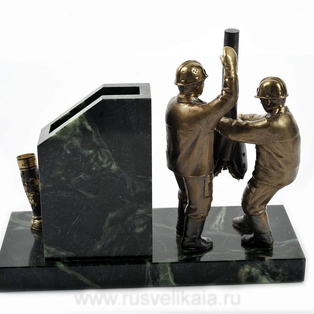 Настольная визитница из бронзы и змеевика «Нефтяники» с подставкой для ручки - интернет магазин Русь Велика я фото 2