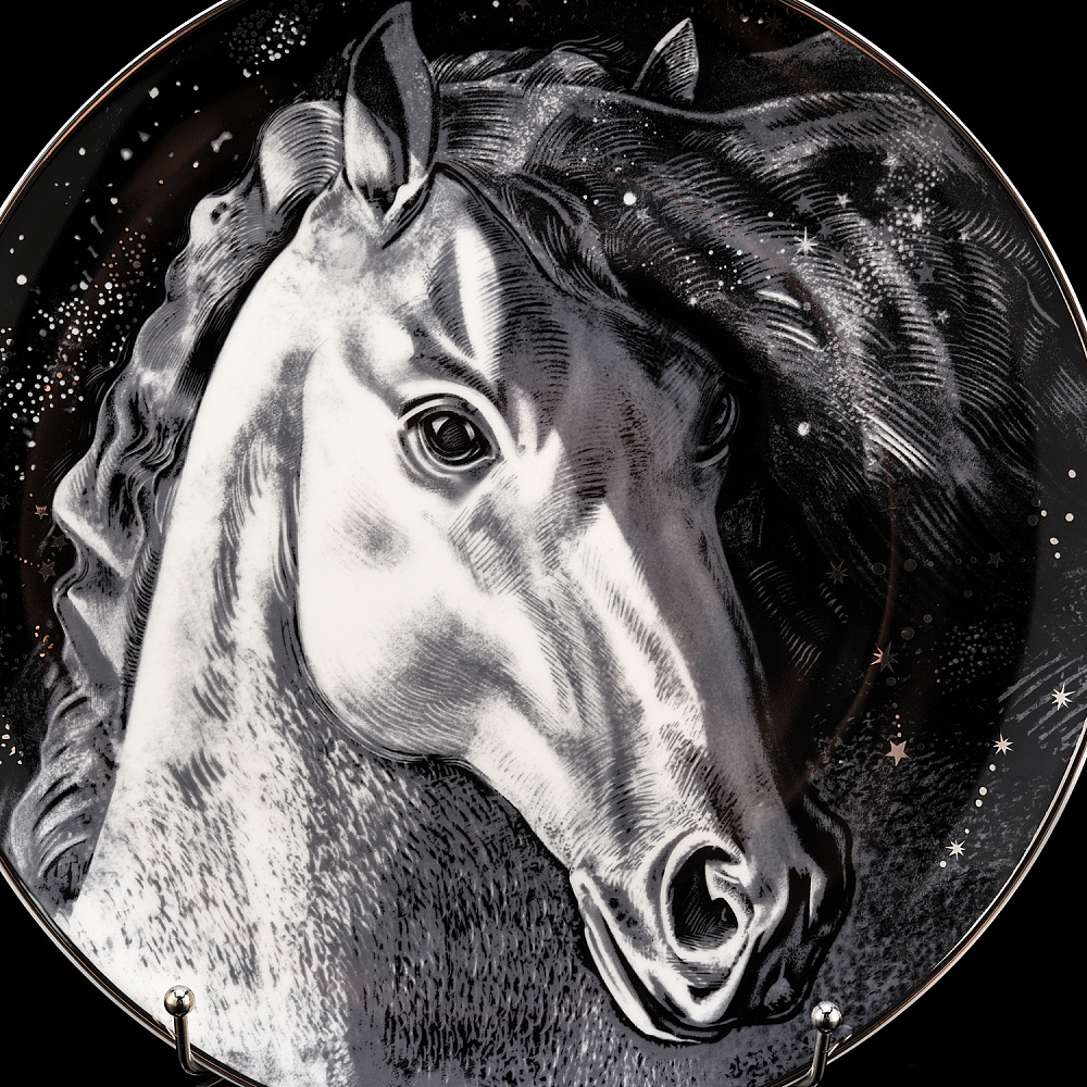 Тарелка декоративная «Черный мустанг». Форма Восточная. ИФЗ - интернет магазин Русь Велика я фото 1