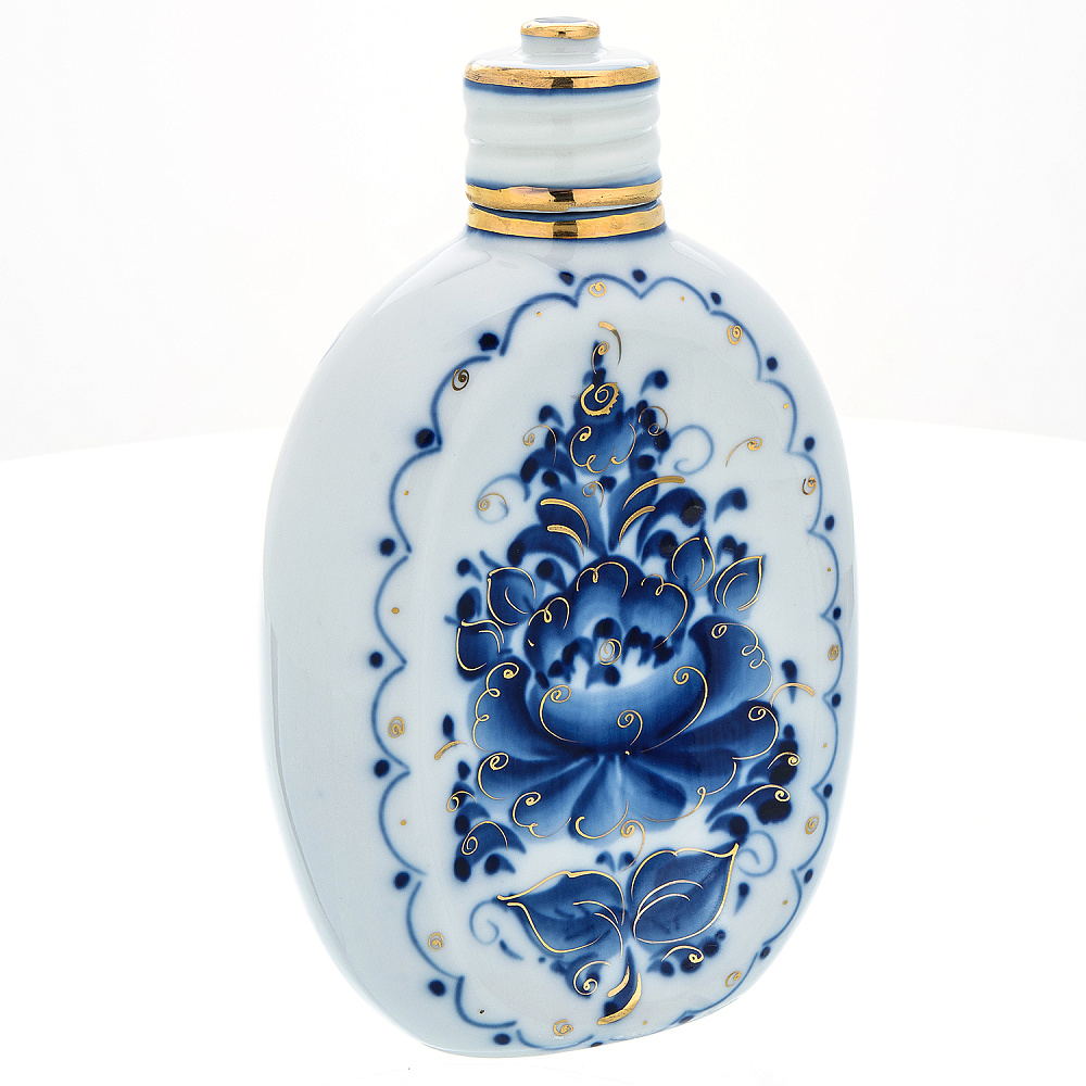 Фарфоровый штоф-фляжка 0,5 л «Танкисты». Гжель в цвете и золоте - интернет магазин Русь Велика я фото 1