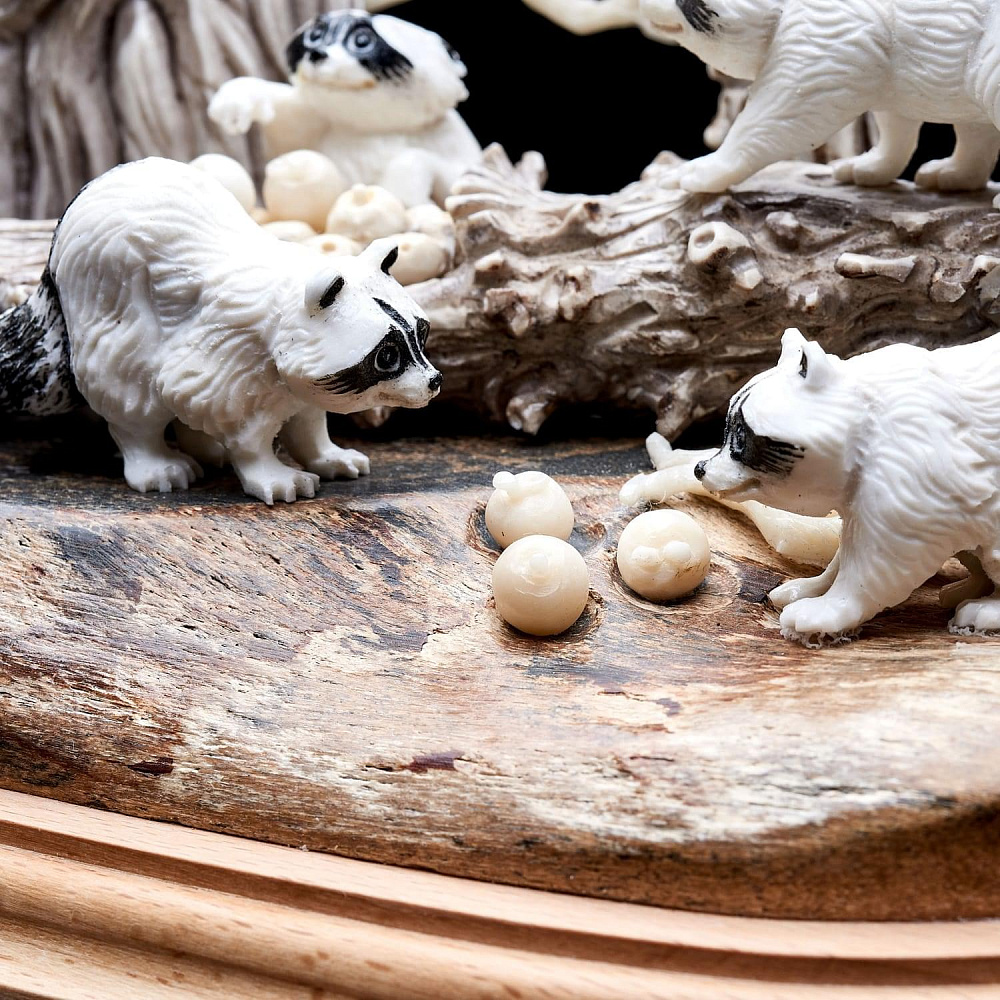 Скульптура из рога лося на деревянной подставке «Еноты» - интернет магазин Русь Велика я фото 10