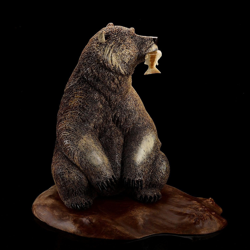 Скульптура из кости кита «Бурый медведь с рыбой» - интернет магазин Русь Велика я фото 1