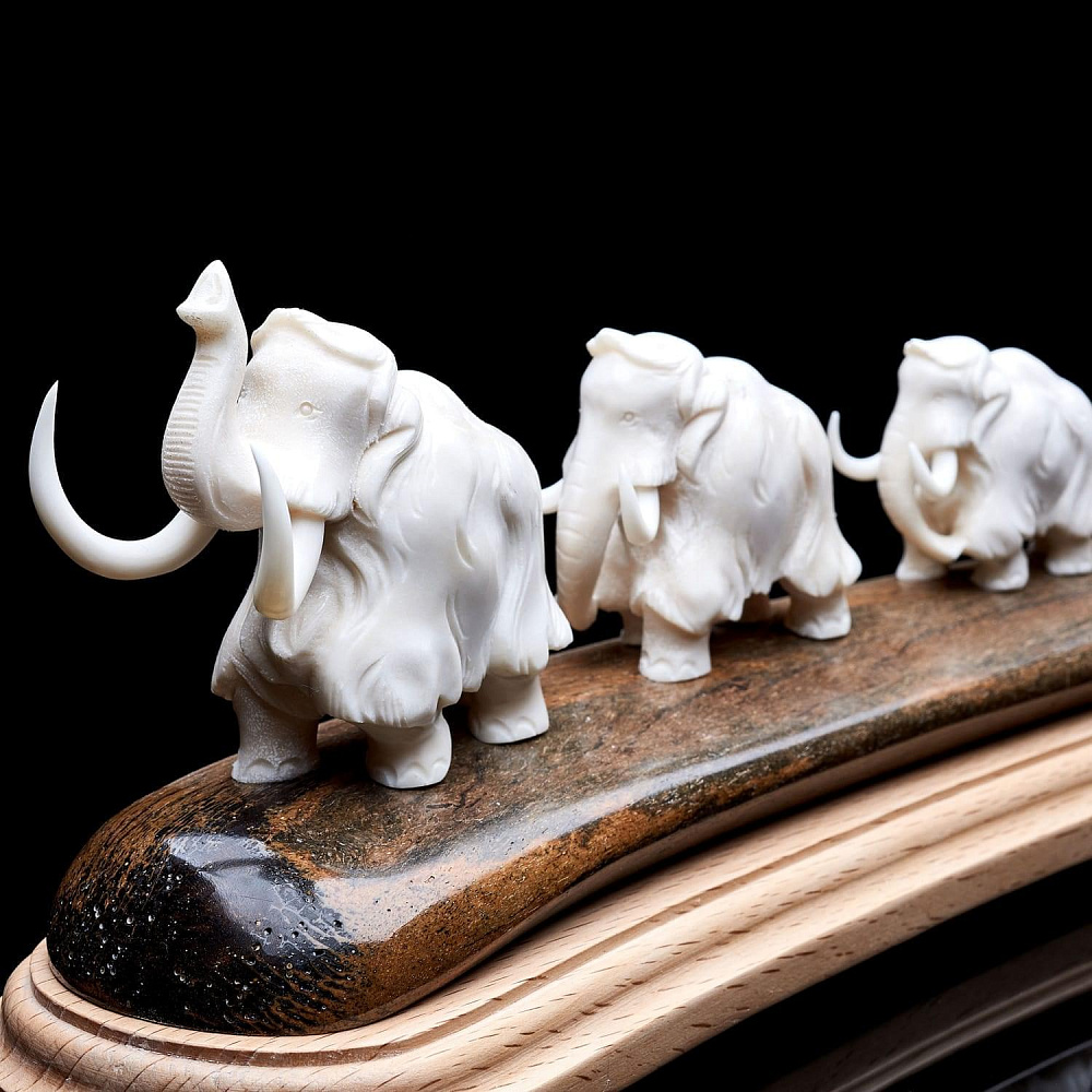 Скульптура из кости «Кочующее стадо мамонтов» на деревянной подставке - интернет магазин Русь Велика я фото 4
