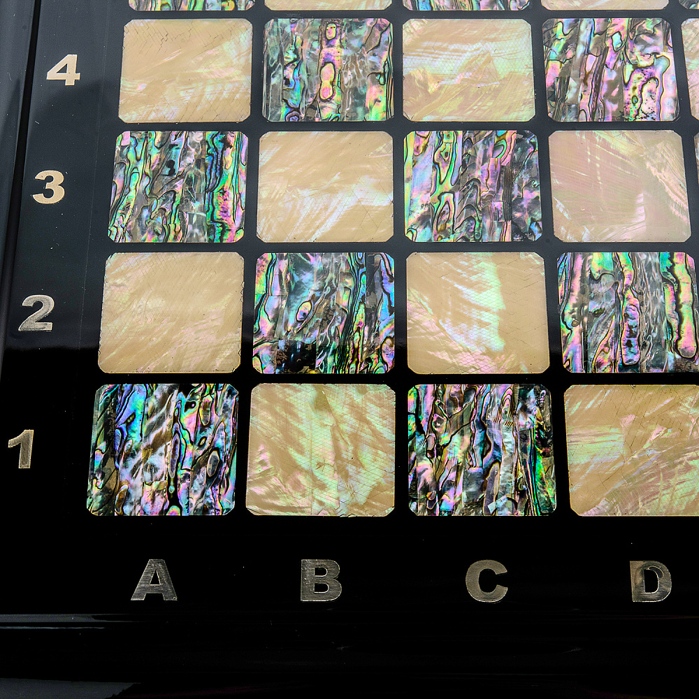 Шахматный ларец с натуральным перламутром и фигурами из хрусталя (отделка серой тканью) 45х45 см - интернет магазин Русь Велика я фото 14