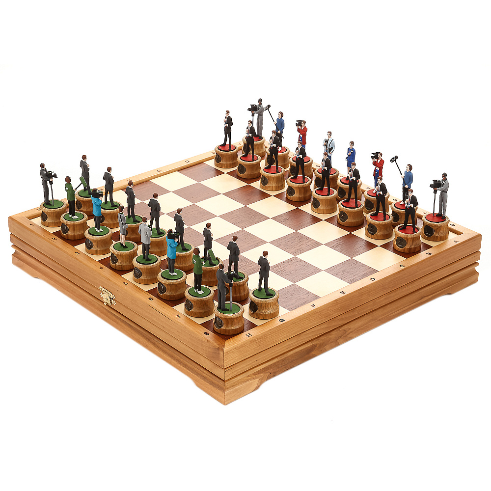 Шахматы деревянные «Репортеры» 43х43 см - интернет магазин Русь Велика я 