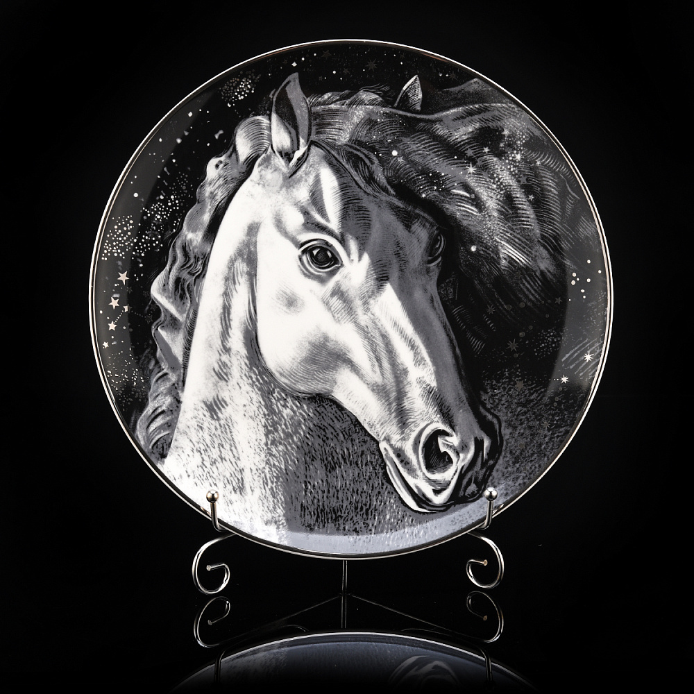 Тарелка декоративная «Черный мустанг». Форма Восточная. ИФЗ - интернет магазин Русь Велика я 