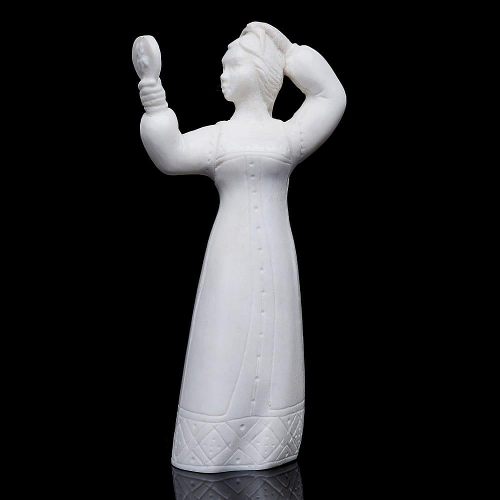 Статуэтка из рога лося «Новый наряд» - интернет магазин Русь Велика я 