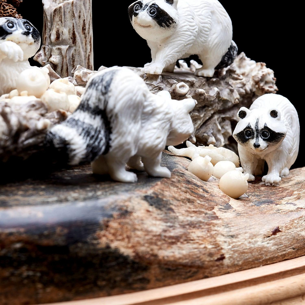 Скульптура из рога лося на деревянной подставке «Еноты» - интернет магазин Русь Велика я фото 7