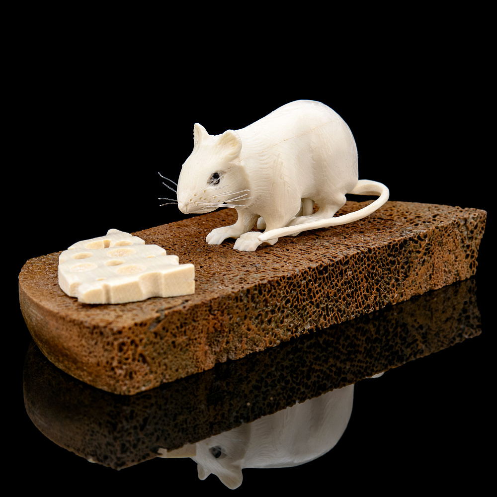 Скульптура из кости «Мышь на хлебе». Кость мамонта, рог лося - интернет магазин Русь Велика я 