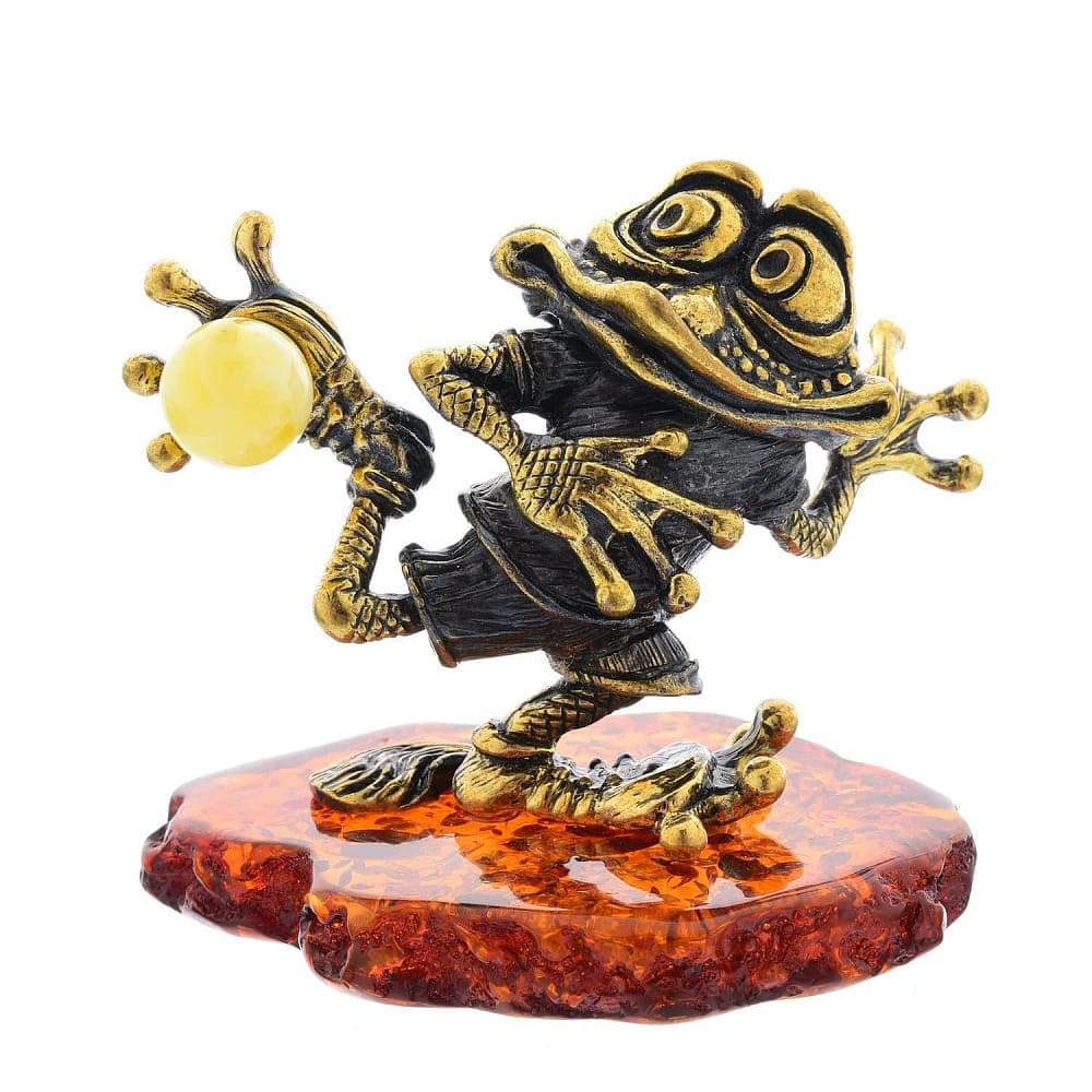 Статуэтка с янтарем «Лягушка-Футболист» - интернет магазин Русь Велика я 
