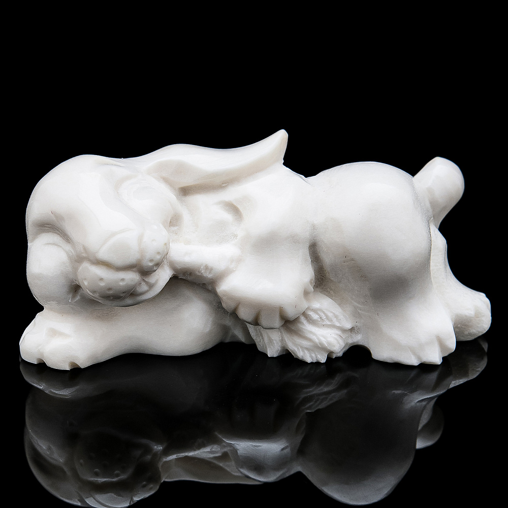 Скульптура из кости «Кролик с морковкой» - интернет магазин Русь Велика я 