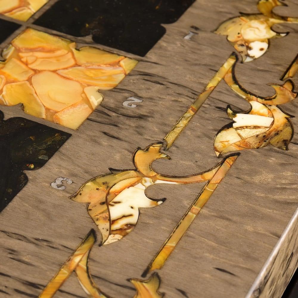 Шахматы с инкрустацией из янтаря и янтарными фигурами «Готика» 56х56 см - интернет магазин Русь Велика я фото 9