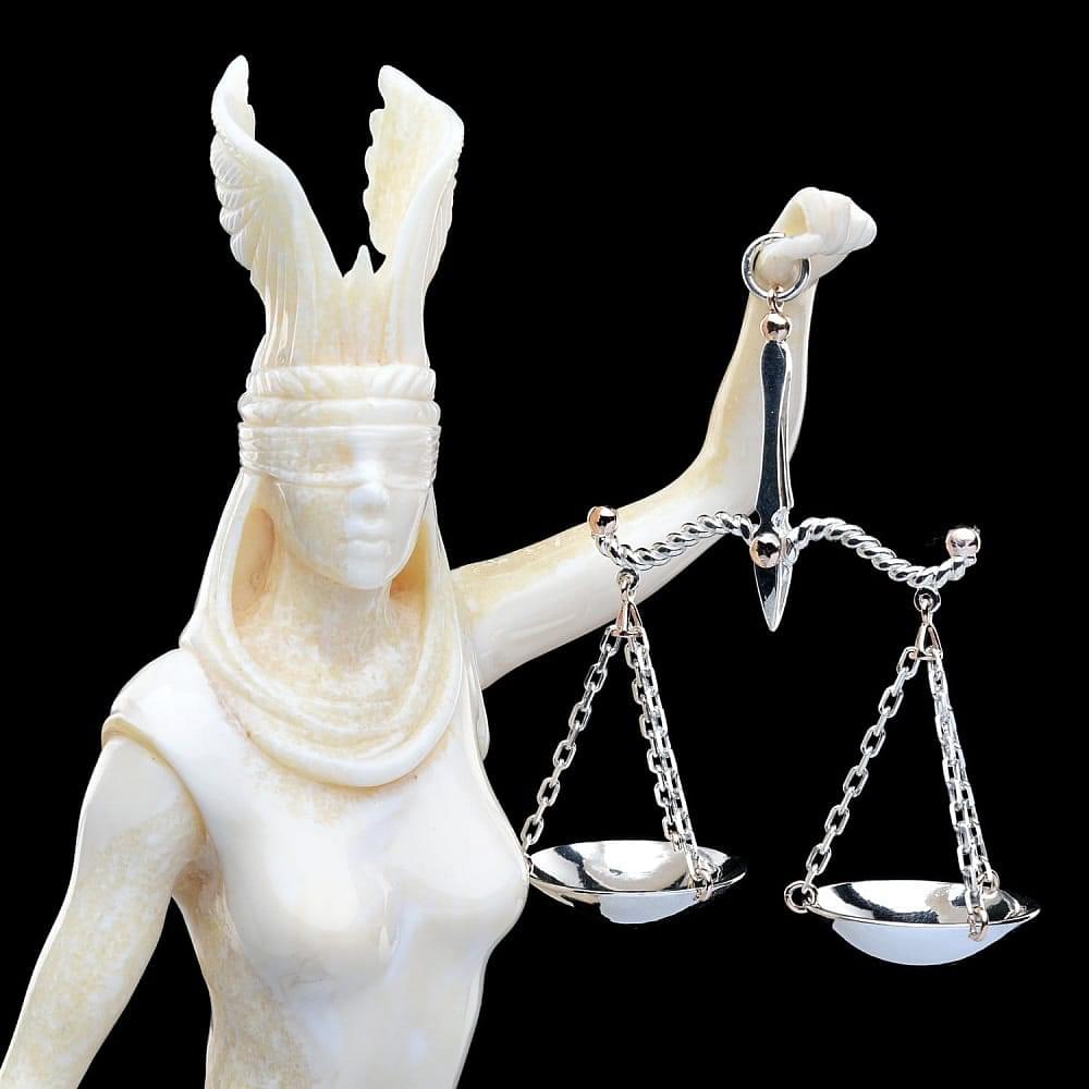 Скульптура из кости «Фемида» с серебром - интернет магазин Русь Велика я фото 3